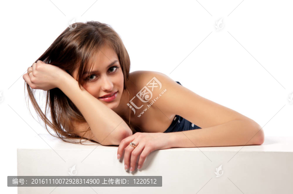 年輕女孩睡在一個光桌上