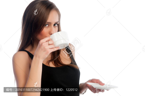 穿著一杯黑衣服的女人