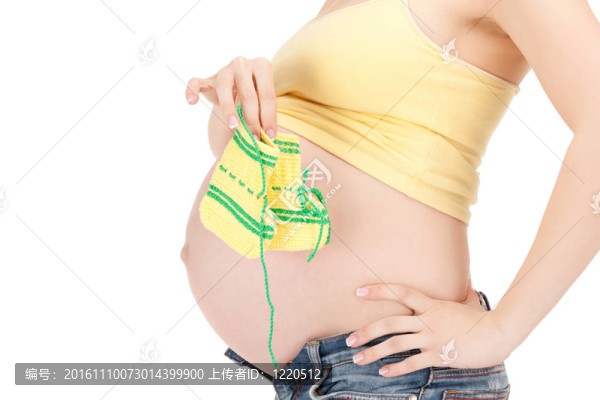 孕婦肚皮和襪子