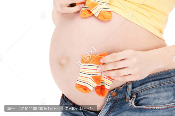 孕婦肚皮和雙襪子