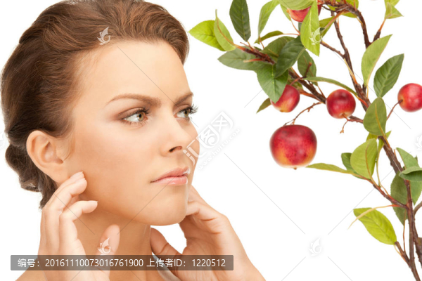 可愛的女人用蘋果樹枝