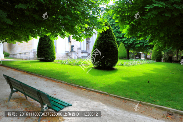 綠色公園里的長(zhǎng)凳