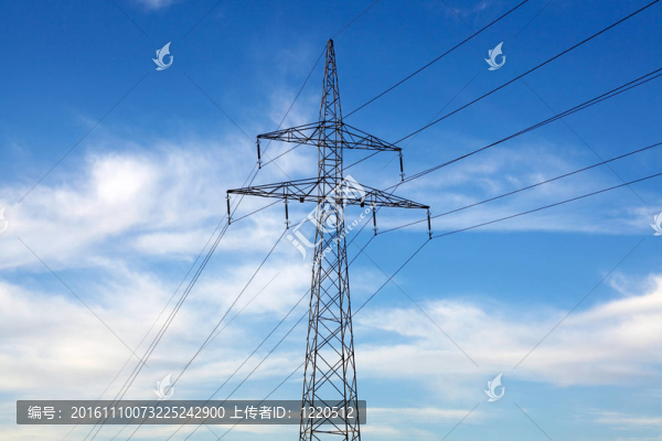 藍天上的電力塔和電力線