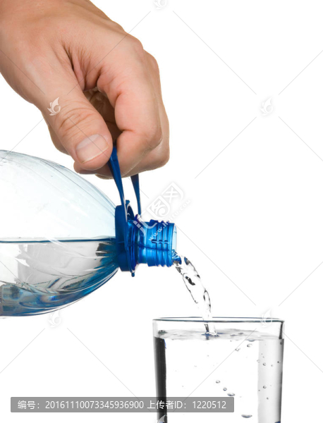 把瓶子里的水倒進玻璃杯
