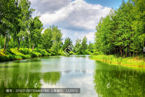河流與藍天的夏日景觀