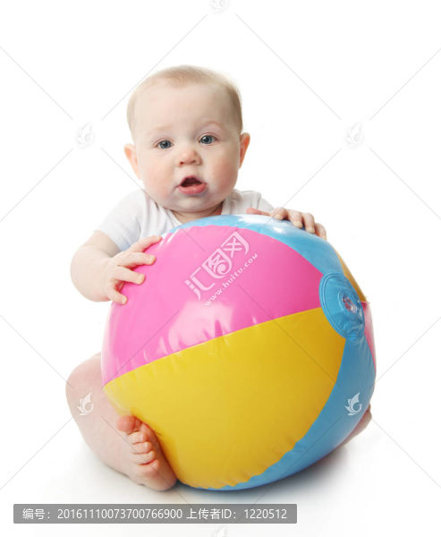 帶沙灘球的嬰兒