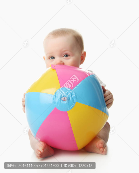 帶沙灘球的嬰兒