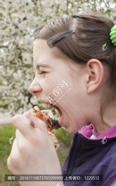 少女被烤在戶(hù)外烤肉