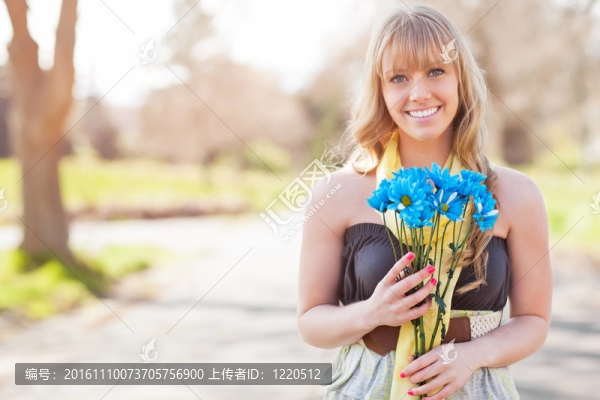 美麗的白人女性戶外
