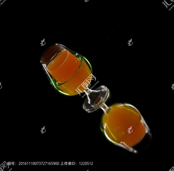 在該眼鏡橘子和胡蘿卜飲料
