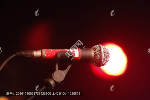 麥克風(fēng)在舞臺(tái)上