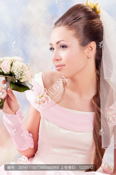 美麗的女人裝扮成新娘