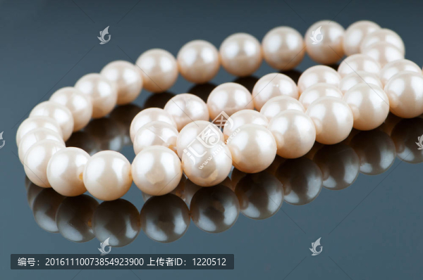 時尚與美麗概念珍珠項鏈