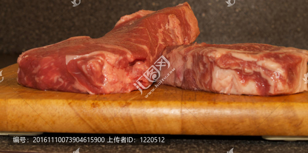 紐約帶切牛排在線路板上準(zhǔn)備好的調(diào)料。