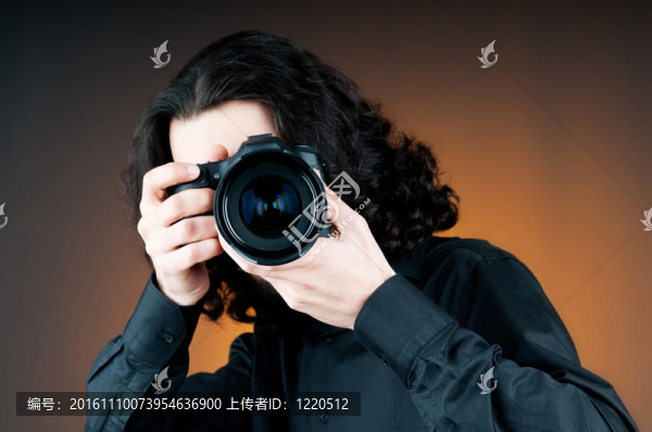 帶數(shù)碼相機的攝影師