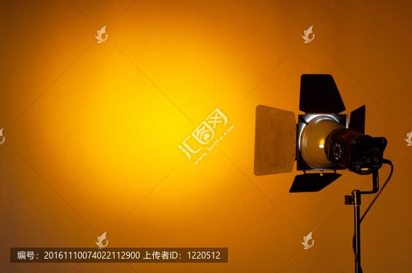 窗簾和投影機燈為你的文字與空間