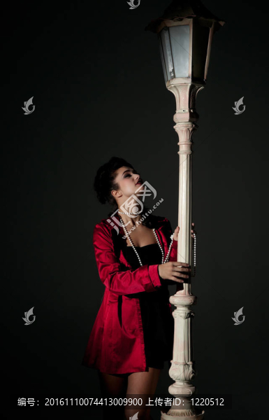 年輕的女人和lightpole
