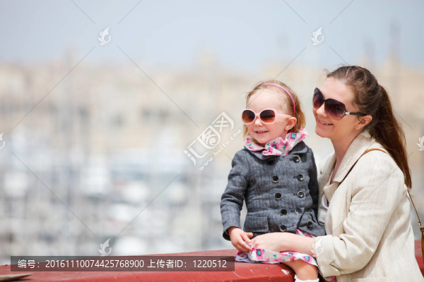 母親和女兒肖像戶外
