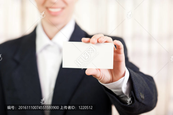女性手上的空白卡