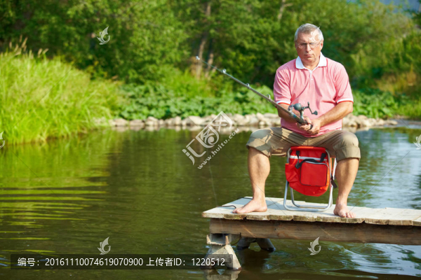 老年人釣魚