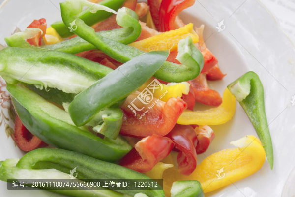 用甜胡椒制作的沙拉