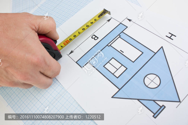 用建筑工具在家里畫畫