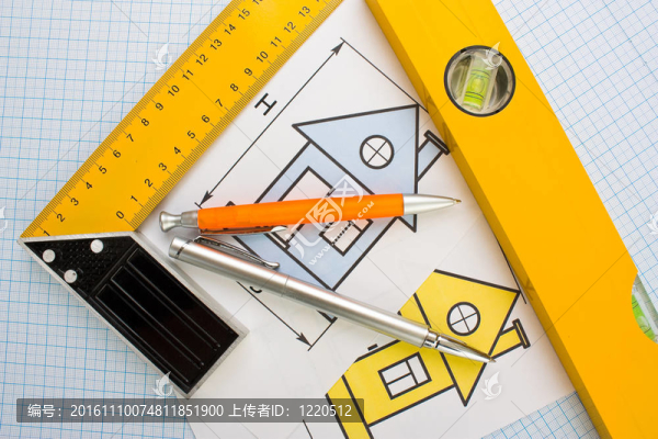 用建筑工具在家里畫畫