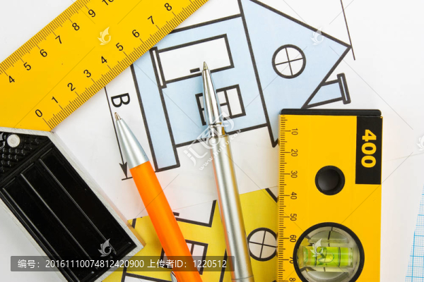用建筑工具在家里畫畫