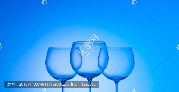 針對梯度背景的酒杯