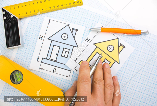 用建筑工具在家里畫畫