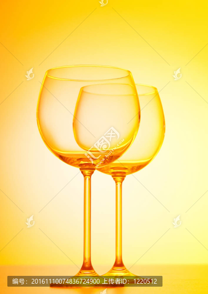 針對(duì)梯度背景的酒杯