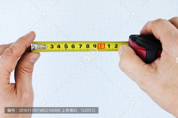 在手上的建筑工具