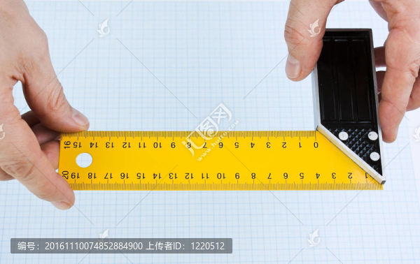 在手上的建筑工具