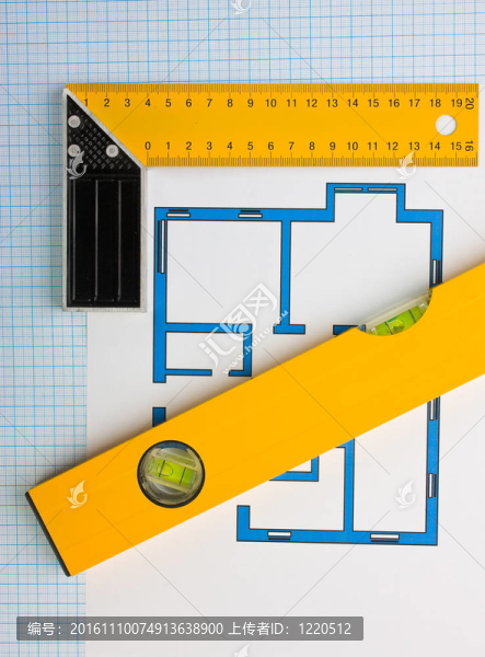 用建筑工具在家里畫畫