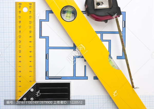 用建筑工具在家里畫畫
