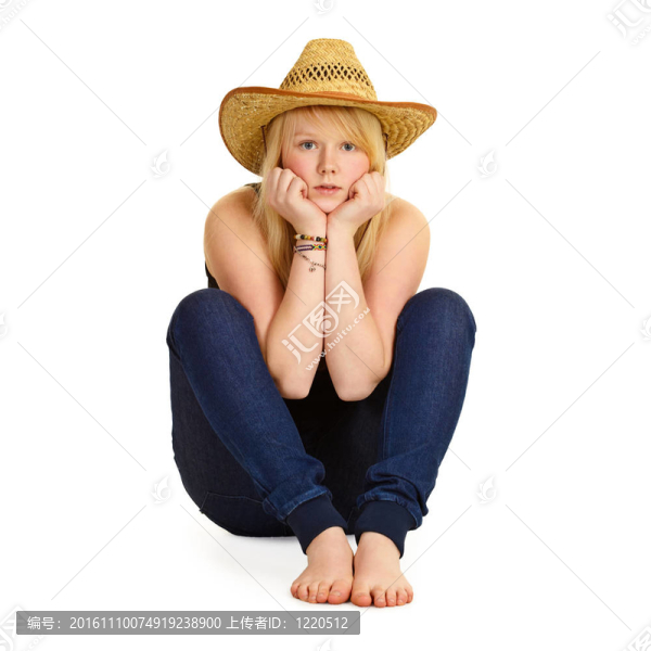 戴草帽的年輕金發(fā)女郎坐在地板上