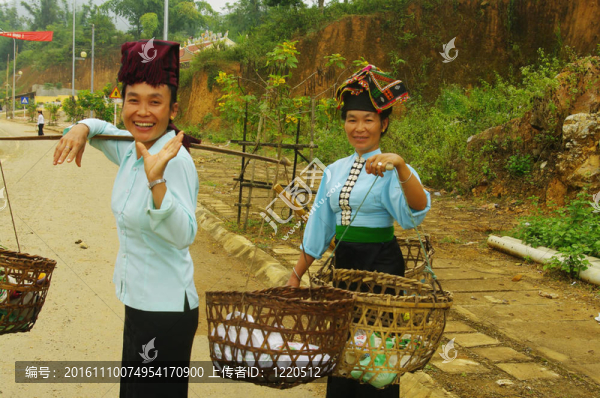 該少數(shù)民族婦女