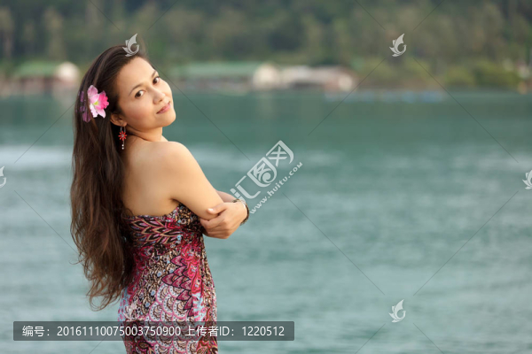 海中的亞洲女人