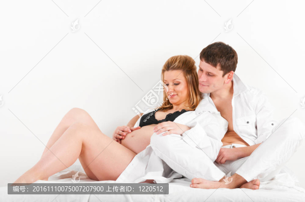 男人和他懷孕的妻子