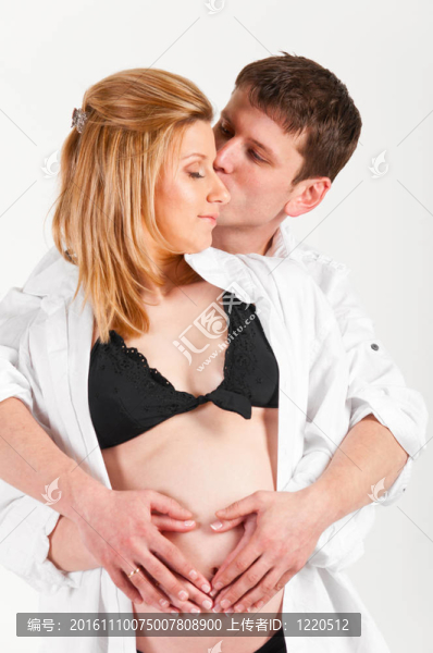 男人和他懷孕的妻子
