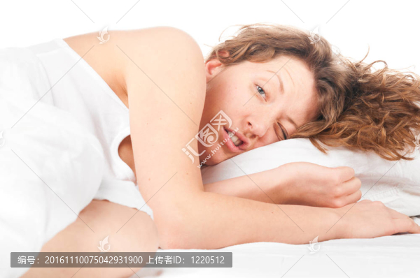 女人在床上