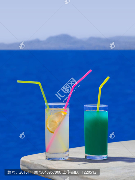 海灘上的兩個雞尾酒