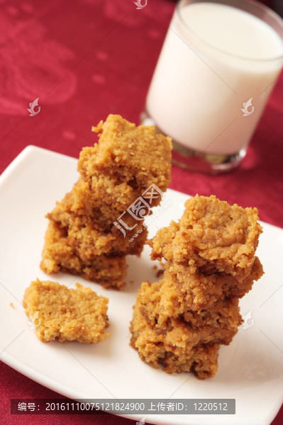 姜脆餅和牛奶