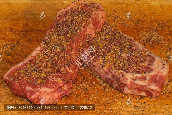 紐約帶切牛排調(diào)味準備做飯。