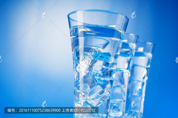 玻璃在梯度背景下的水