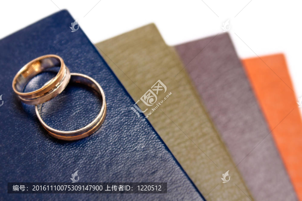 書(shū)上的結(jié)婚戒指