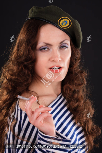 在軍用貝雷帽的女孩