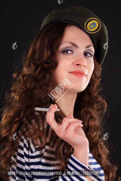 在軍用貝雷帽的女孩
