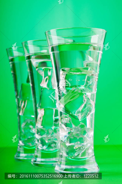 玻璃在梯度背景下的水