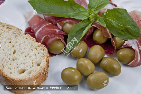 煙熏火腿配橄欖和面包